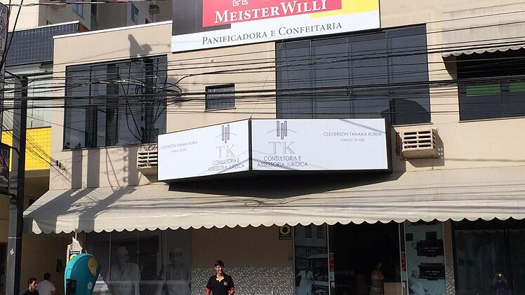 Der "Meister Willi"-Ableger von Guilherme Fogolin (davor) in der brasilianischen Hafenstadt Itajai  Foto: Baumgärtner