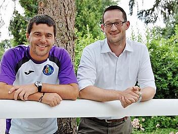 Hotelier Gregor Kunzmann (30, rechts) begrüßte Trainer Cosmin Contra (38) und das 40-köpfige Team des FC Getafe in seinem Hotel in Bad Bocklet. Fotos: Sigismund von Dobschütz