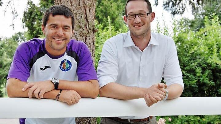Hotelier Gregor Kunzmann (30, rechts) begrüßte Trainer Cosmin Contra (38) und das 40-köpfige Team des FC Getafe in seinem Hotel in Bad Bocklet. Fotos: Sigismund von Dobschütz