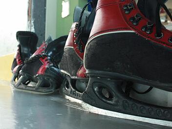 Die Schlittschuhe stehen schon bereit.  Foto: Robert Huger