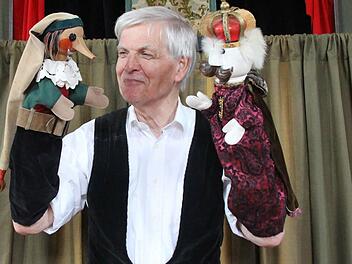 Frieder Simon mit Kasper und König. Der Puppenspieler setzt auch heute noch auf klassisches Figuren-Theater und ist ein Meister seines Fachs. Fotos: Helke Renner