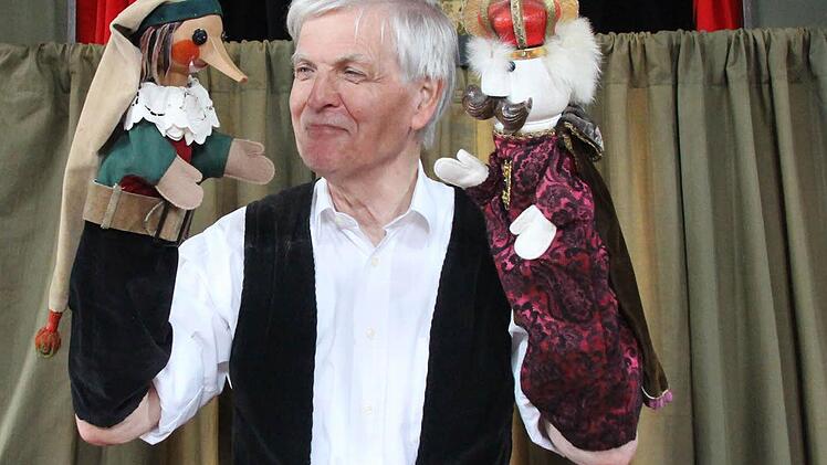 Frieder Simon mit Kasper und König. Der Puppenspieler setzt auch heute noch auf klassisches Figuren-Theater und ist ein Meister seines Fachs. Fotos: Helke Renner