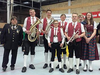 Die Musiker des MV Neukenroth, die am Bezirksauswahlorchester mitwirken, umrahmt von Bezirksjugendleiter Michael Botlik (links) und Bezirksdirigent Georg Maderer (rechts). Foto: Heike Schülein
