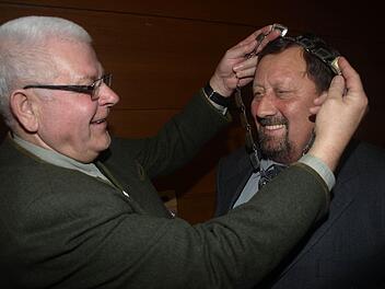 Fischerkönig 2015: Schriftführer Erich Müller überreicht Bernhard Braun die Königskette. Foto: Stefan Geiger