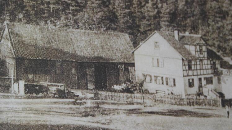 Erinnerungen an die Kindheit: Dieses Bild der Scheuermühle hängt bei Hans Schüßler im Wohnzimmer. Repro: Ulrike Müller