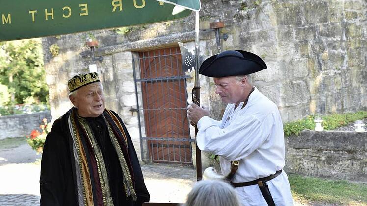 Nachtwächter Ewald Fischer (rechts) und Regiomontanus, gespielt von Oswald Tränkenschuh, unterhielten sich über den eingestürzten Heidenturm auf dem Schloßberg