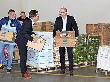 Von links: Michael Thiem, Andy und Jörg (ehrenamtliche Helfer im Lebensmittelpunkt), Markus Steinbrenner und Fabien Busch (Leiter Logistik bei Aldi) bringen die Kisten zum Lieferwagen. Foto: Johanna Blum