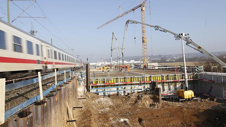 Die verbreiterte Brücke über die Trubbach wird betoniert. 700 Kubikmeter Beton werden pro Tag verarbeitet. Foto: Josef Hofbauer
