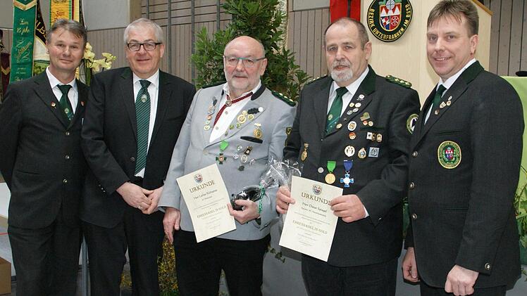 Das Ehrenzeichen in Gold, die höchste Auszeichnung des Schützenbundes Unterfranken, erhielten Lothar Klühspies und Dieter Spiegel (2. von rechts) aus den Händen des Bezirksschützenmeisters Mathias Dörrie (rechts). Herzlich gratulierten stellvertretender Bezirksschützenmeister Uli Schmitt und 3. Landesschützenmeister Dieter Vierlbeck (von links).