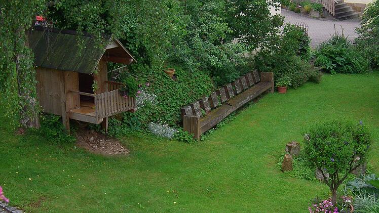 Neben dem Bauerngarten gibt es Rasenfläche und eine große Holzbank - alles so abgestimmt, das es zum Stil des Bauerngartens passt. Foto: privat