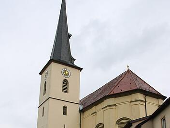 Die Pfarrkirche in Burkardroth. Am Montagmorgen funktionierte die Uhr wieder. Foto: K. Kupka-Hahn