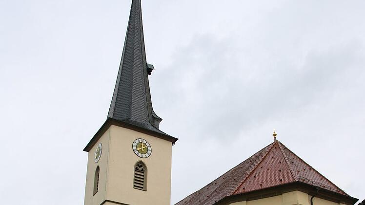 Die Pfarrkirche in Burkardroth. Am Montagmorgen funktionierte die Uhr wieder. Foto: K. Kupka-Hahn