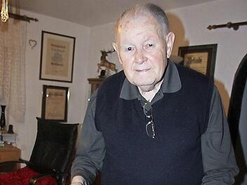 Noch heute verfolgt Rudi Daum mit seinen 92 Jahren das politische Geschehen. Foto: Veronika Schadeck