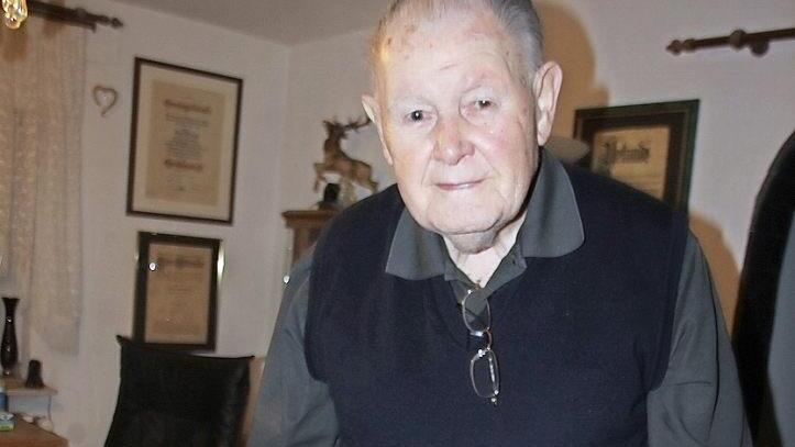 Noch heute verfolgt Rudi Daum mit seinen 92 Jahren das politische Geschehen. Foto: Veronika Schadeck