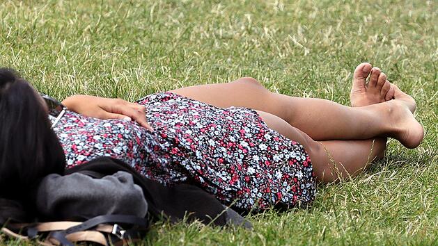 Nach Angaben der Meteorologen werden auch die kommenden Tage sommerlich warm bleiben. Foto: Wolfgang Kumm/dpa