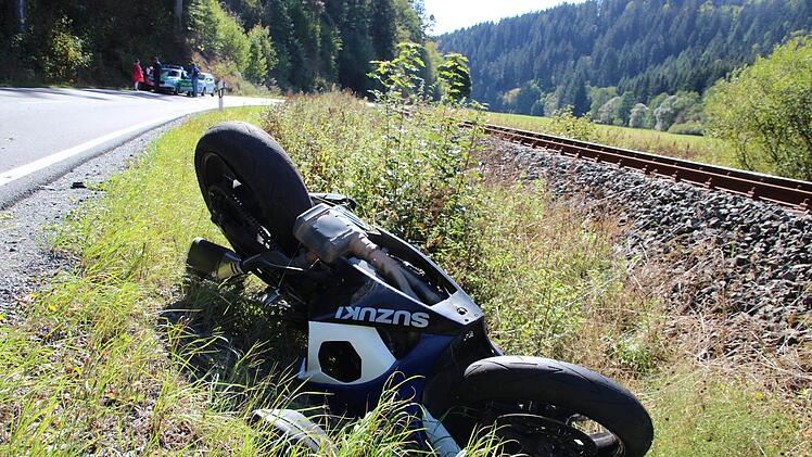 Motorradunfall am Sonntagnachmittag (16. September 2018): Ein 44-Jähriger verliert zwischen Steinwiesen und Nordhalben die Kontrolle über sein Gefährt. Foto: Andreas Schmitt