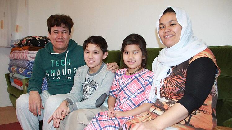 Gulam Yahya Nabizada mit Sohn Nusrat (12), Tochter Zahra (7) und Ehefrau Suhila Nazari aus Afghanistan mögen die festliche Dekoration.