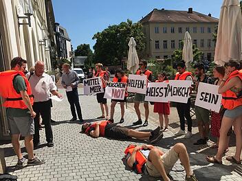 Mitglieder der "Bamberger Mahnwache" für Asyl demonstrierten vor der Stadtratssitzung.  Michael Wehner