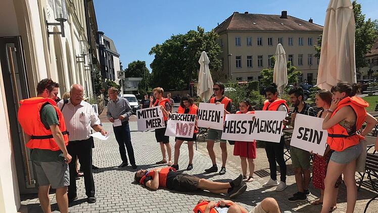Mitglieder der "Bamberger Mahnwache" für Asyl demonstrierten vor der Stadtratssitzung.  Michael Wehner
