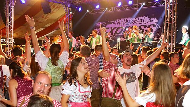 Im Stadel war die Stimmung an vielen Tagen pr&auml;chtig. Wie an diesem Abend, als der Aalbachtal-Express spielte. Foto: Monika Limmer