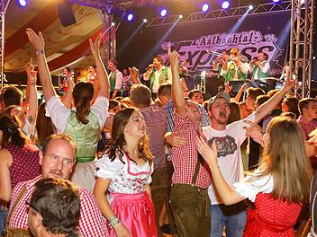Im Stadel war die Stimmung an vielen Tagen prächtig. Wie an diesem Abend, als der Aalbachtal-Express spielte. Foto: Monika Limmer