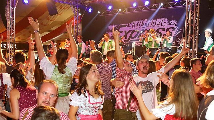 Im Stadel war die Stimmung an vielen Tagen prächtig. Wie an diesem Abend, als der Aalbachtal-Express spielte. Foto: Monika Limmer
