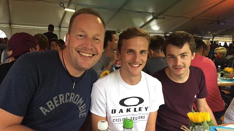 Die Kulmbacher Triathleten bei der Pasta-Party am Vorabend. Foto: privat