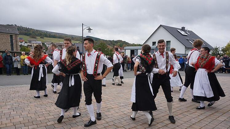 Die Kirmestänze haben die Oberweißenbrunner Kirmespaare selbst einstudiert. Marion Eckert