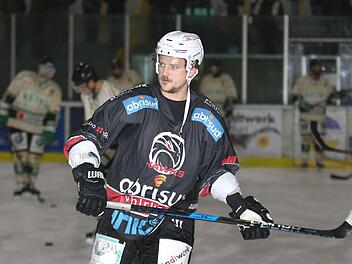 Auch für Matthias Kohl gilt: 100 Prozent vom Anfang bis zum Ende. Der Angreifer will mit seinen Teamkollegen der Haßfurter Hawks bei den Partien in Buchloe gegen Dingolfing möglichst viele Punkte sammeln, um sich wieder gut ins Rennen der Aufstiegsrunde zu bringen. Foto: Ralf Naumann