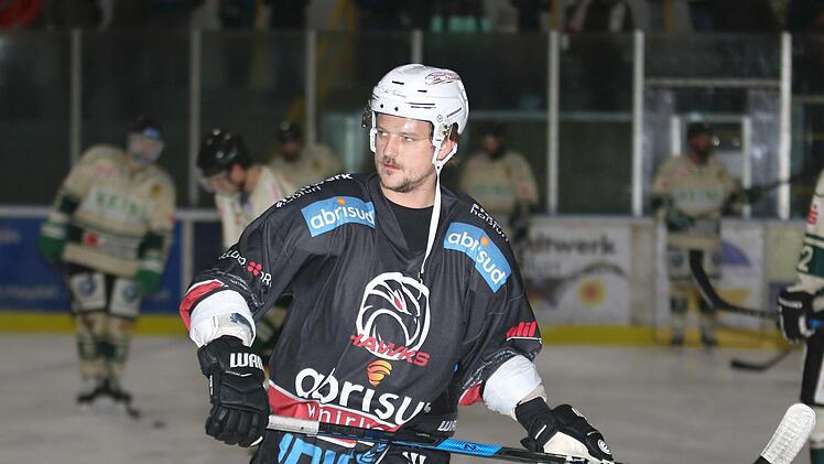 Auch für Matthias Kohl gilt: 100 Prozent vom Anfang bis zum Ende. Der Angreifer will mit seinen Teamkollegen der Haßfurter Hawks bei den Partien in Buchloe gegen Dingolfing möglichst viele Punkte sammeln, um sich wieder gut ins Rennen der Aufstiegsrunde zu bringen. Foto: Ralf Naumann