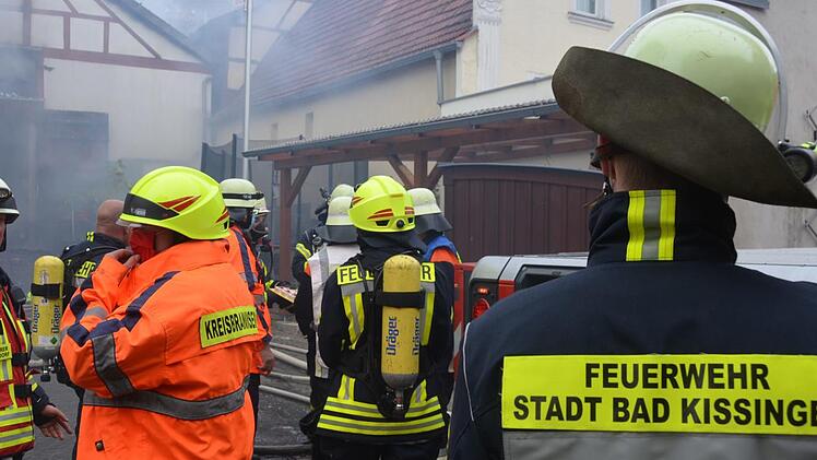 Zahlreiche Wehren verhinderten ein Übergreifen der Flammen im eng bebauten Altort von Sulzthal.Peter Rauch