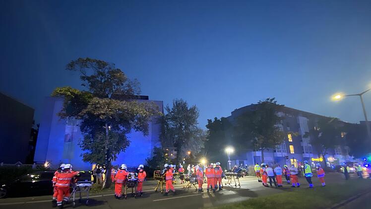 Mehrer Wohnungen in Flammen: Feuerwehr im Großeinsatz