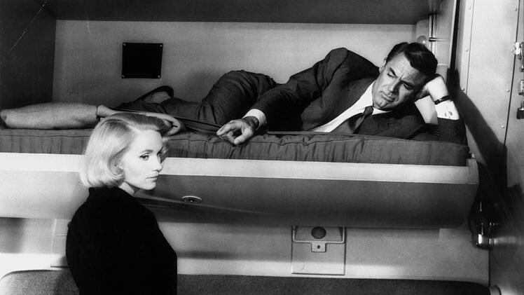 Die Filmzensur legte Hitchcock viele Steine in den Weg. Er wusste aber, mit Einschr&auml;nkungen kreativ umzugehen. Das Bild zeigt einen Ausschnitt aus "Der unsichtbare Dritte".