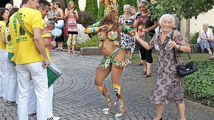 Die Sambatänzerinnen animierten durchaus auch das ältere Publikum zum Mitmachen.