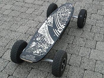 Die Polizei stellte den fahrbaren Untersatz des Buben sicher. Fotos: Polizei