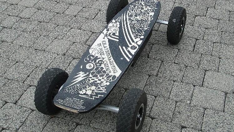 Die Polizei stellte den fahrbaren Untersatz des Buben sicher. Fotos: Polizei