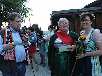 Carl-August Heinz und Carola Füchsel (die bisherige Amtsinhaberin) gratulieren der neuen Kölerliesel Sarah Neubauer.  Foto: Veronika Schadeck