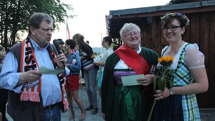 Carl-August Heinz und Carola Füchsel (die bisherige Amtsinhaberin) gratulieren der neuen Kölerliesel Sarah Neubauer.  Foto: Veronika Schadeck