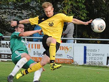 Nicht aufzuhalten: Nicolas Borst (rechts, TSV Wollbach II) vom Untererthaler Stefan Gerlach.  Foto: Hopf