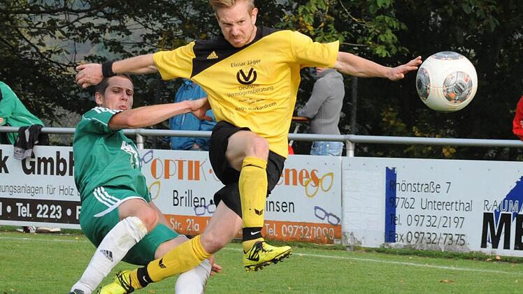 Nicht aufzuhalten: Nicolas Borst (rechts, TSV Wollbach II) vom Untererthaler Stefan Gerlach.  Foto: Hopf