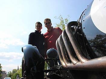 Jochen Leßmann (rechts) aus Kronberg mit einer Riley TT-Sprite Spezial. Fotos: Benedikt Borst
