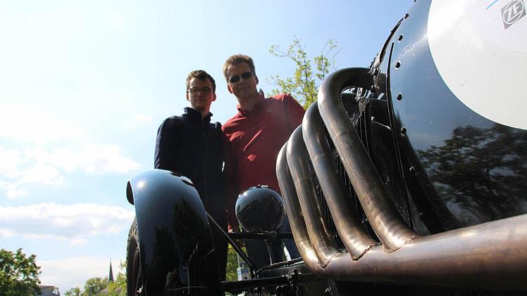 Jochen Leßmann (rechts) aus Kronberg mit einer Riley TT-Sprite Spezial. Fotos: Benedikt Borst