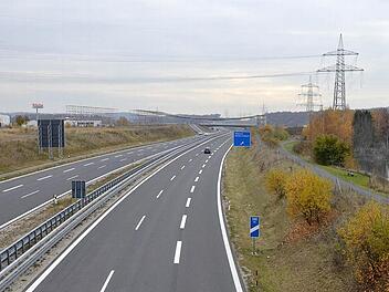 Rödentaler Gewerbegebiet, ICE-Trasse, Autobahn und Stromtrasse - da bleibt nicht mehr viel Raum für weitere Korridore in Richtung Dörfles-Esbach. Foto: Rainer Lutz