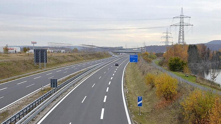 Rödentaler Gewerbegebiet, ICE-Trasse, Autobahn und Stromtrasse - da bleibt nicht mehr viel Raum für weitere Korridore in Richtung Dörfles-Esbach. Foto: Rainer Lutz