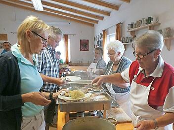 Marianne Kaiser, Inge Muggenhöfer und Gisela Engelhardt (von links) bei der Essensausgabe Foto: Manfred Welker