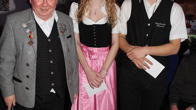 Dirigent Lothar Huber zeichnete Anna Ströhlein und Julian Petz für ihre Leistungen aus: Die beiden haben das Musikabzeichen in Gold abgelegt.  Foto: Sonny Adam
