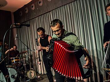 Coburg-Debüt: Das Ensemble "Tram des Balkans" beeindruckte die Zuhörer bei "Leise am Markt".Foto: Jochen Berger