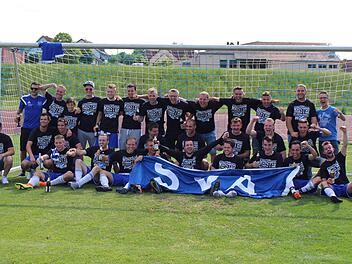 Geschafft! Die Fußballer des SV Aura kehren als Meister in die Kreisklasse zurück.Sebastian Schmitt