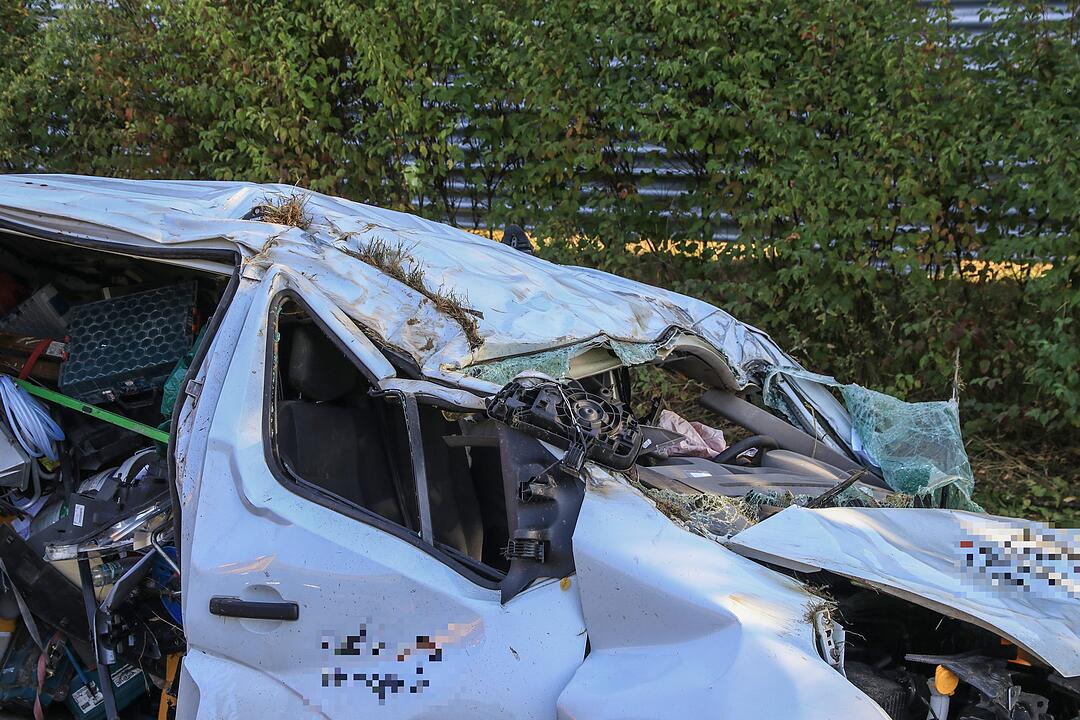 Auf der A70 bei Stadelhofen: Transporter  durchbricht Leitplanke – zwei Verletzte