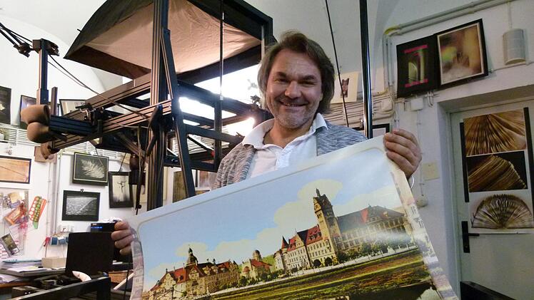 Kurator Gerald Raab zeigt eine Ansicht vom Wilhelmsplatz im Jahr 1910: "Das einstige Entrée der Stadt Bamberg" Fotos: Marion Krüger-Hundrup